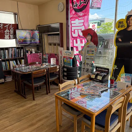 店内の商談スペースと販促資料が並ぶコーナー