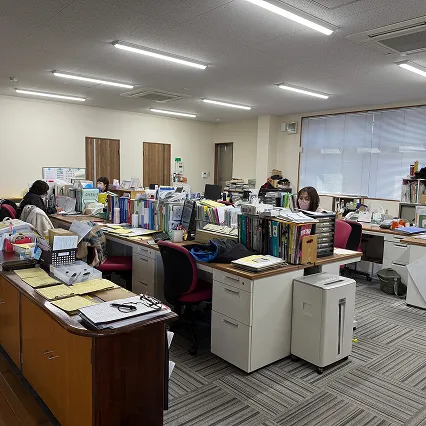 事務作業を行うスタッフたちが働くオフィス内の様子