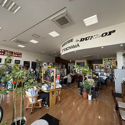 小布施店の広々とした待合スペースとカウンターエリア