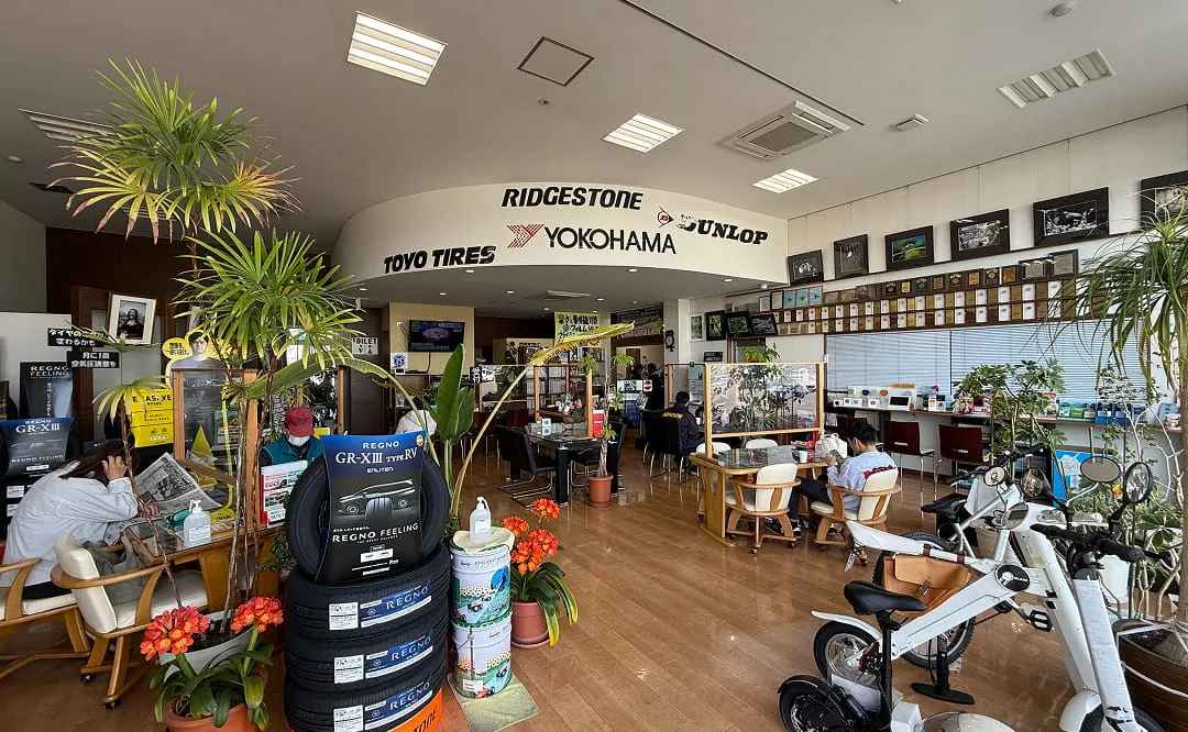 タイヤショップの明るく開放的な店内の様子
